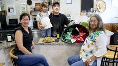 Guillermo Moreno con su madre, hija y pareja en Mestiza, en la ra da Torreira 2. All ofrecen comidas y cenas de martes a sbado, tienen 5 tipos de tacos (uno de ellos de babilla a la plancha, especialmente pensado para los nios) y para beber hay desde la clsica margarita hasta michelada o coctelera con mezcal. La decoracin es minimalista, aunque con algn guio a su tierra.