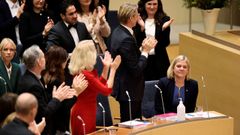 Magdalena Andersson recibe los aplausos de sus colegas socialdem�cratas.