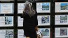 Una mujer mira los anuncios de viviendas disponibles en una inmobiliaria coru�esa.