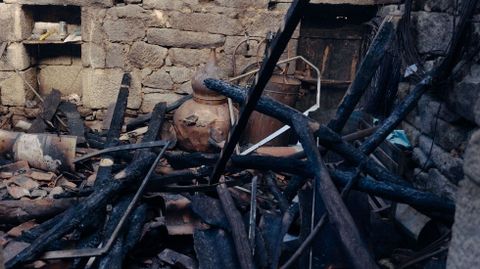 As� qued� el interior de la vivienda ardida en Taboadela.