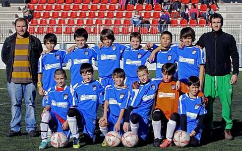 El exlemista Fran, primero en la fila superior a la derecha, entrena a los alevines de las escuelas