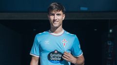 Javi Rodr�guez, posando en Bala�dos tras su renovaci�n con el Celta.