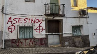 Imagen tomada el pasado domingo de la vivienda situado la localidad pacense de Hornachos donde se encontraron los restos de Francisca Cadenas