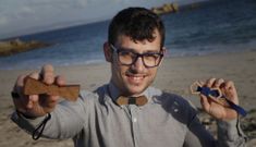 Javier Fonta��a muestra sus pajaritas en la playa de O Castro, cerca de su hogar en Casti�eiras. 