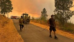 Varios vecinos afectados se movilizan por los incendios en la localidad de A Portela, en Petn, en el mes de agosto