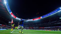 Santi Cazorla saca un crner durante el Atltico-Real Oviedo