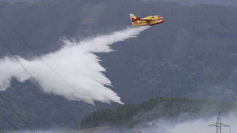 Un avi�n lanzaba agua esta ma�ana sobre la zona incendiada