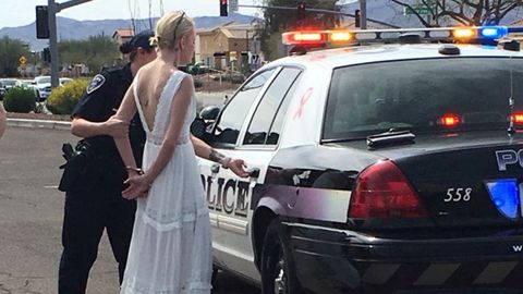 Una agente de polic�a conduce a una novia detenida tras provocar una accidente cuando se dirig�a a su boda