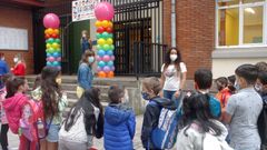 Profesores del colegio Miguel de Cervantes en Gijn reciben a los primeros alumnos que llegan en el primer da del curso escolar