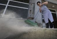 La due�a de la cafeter�a Norte-Sur denuncia la gran cantidad de polvo y tierra ante su local. 