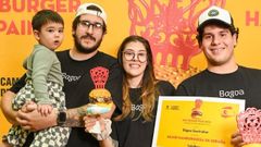 Mart�n Fern�ndez, a la izquierda, con el equipo de B�goa en el concurso de Mejor Hamburguesa de Espa�a recibiendo el premio