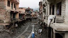 Varias personas buscan pertenencias en la zona de Nepal afectada en septiembre por la inundaci�n.