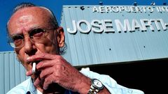 Eloy Guti�rrez Menoyo, a las puertas del aeropuerto Jos� Mart� de La Habana.