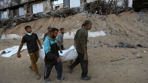 Un grupo de palestinos recuperan los cadáveres de sus familiares fallecidos durante la guerra en los terrenos del Hospital Al-Shifa, en Gaza