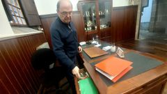 El sacerdote responsable de la concatedral mostrando uno de los cajones saqueados