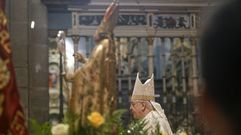 El obispo, con la imagen de San Marti�o, ley� la homil�a.