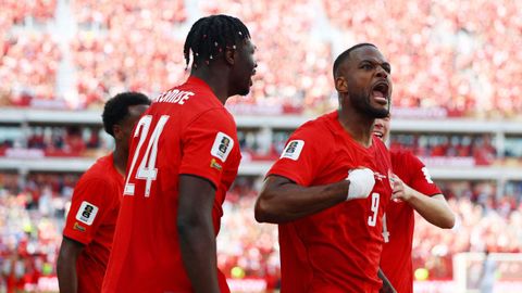 La celebraci�n de Larin tras marcar el gol del empate