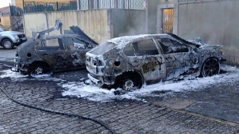 Coches calcinados en Colombres
