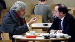 Xos Manuel Beiras y Xos Lus Barreiro Rivas en la cafetera de la Facultad de Periodismo, en una imagen del ao 2001.