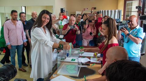 La candidata de Vox, Macarena Olona, vot en Salobrea (Granada). 