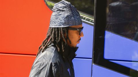 El defensa Jules Kound� a la llegada del autob�s del Barcelona al hotel de concentraci�n del equipo este jueves. Oviedo y Barcelona vuelven a medirse en un partido de la m�xima categor�a 24 a�os despu�s