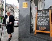 Un cartel a la entrada del bar Amparian anuncia la posibilidad de practicar la lengua de Shakespeare con una consumici�n. <span lang= es-es >v�tor mejuto</span>