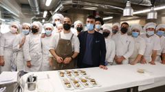 Jos� Bertolo y Gabriel V�zquez, jefes de cocina y de sala de Casa Solla, este viernes, con alumnos del CIFP Carlos Oroza antes de servir el men� de diez pases
