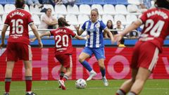 Eva Alonso, ante tres jugadoras del Sevilla en el duelo que abri� la Liga F 2026-2027.