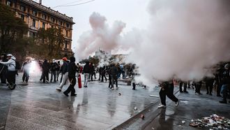 J&oacute;venes se enfrentan a la polic&iacute;a durante una protesta en el centro de Mil&aacute;n