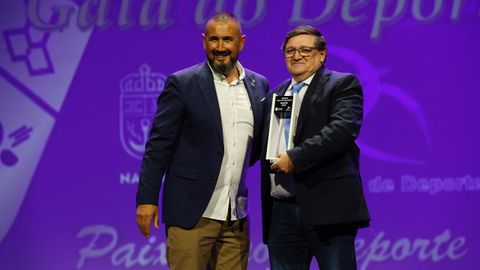 Representante de Recalvi recogiendo la mencin a Jorge Cagiao.