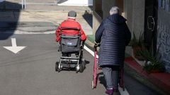 Dos personas mayores con problemas de movilidad