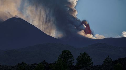 Humo y lava emitida por el crter del Monte Etna, en Italia.