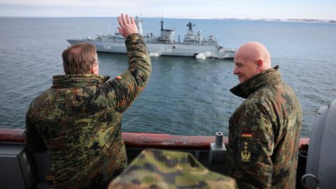 El ministro de Defensa alem�n, Boris Pistorius, saluda a los marineros de la fragata Brandenburg mientras se encuentra junto al general de la OTAN Ingo Gerhartz, comandante del Mando Conjunto Aliado de Brunssum (JFC Brunssum), a bordo del buque de desembarco espa�ol 'L52 Castilla' durante un acto de prensa del ejercicio 'Steadfast Dart 26' en el mar B�ltico, frente a la zona de entrenamiento militar de Putlos, el pasado 18 de febrero.