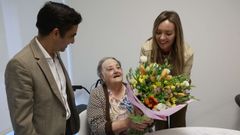 El alcalde de Ferrol y la conselleira de Pol�tica Social con Carmen, la primera residente.