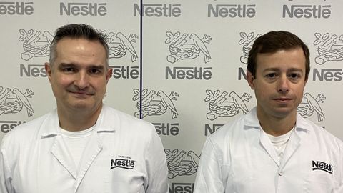 David Coré, izquierda, junto a su sucesor a partir del 1 de febrero al frente de la factoría cesureña de Nestlé, el brasileño Júlio Diniz
