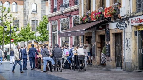 Personas disfrutan de un d�a de terraza en Oviedo
