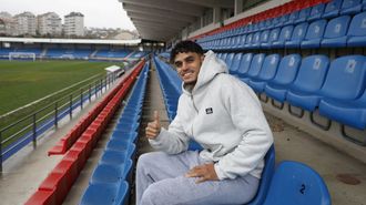 Omar Ouhdadi en las gradas del campo de O Couto.