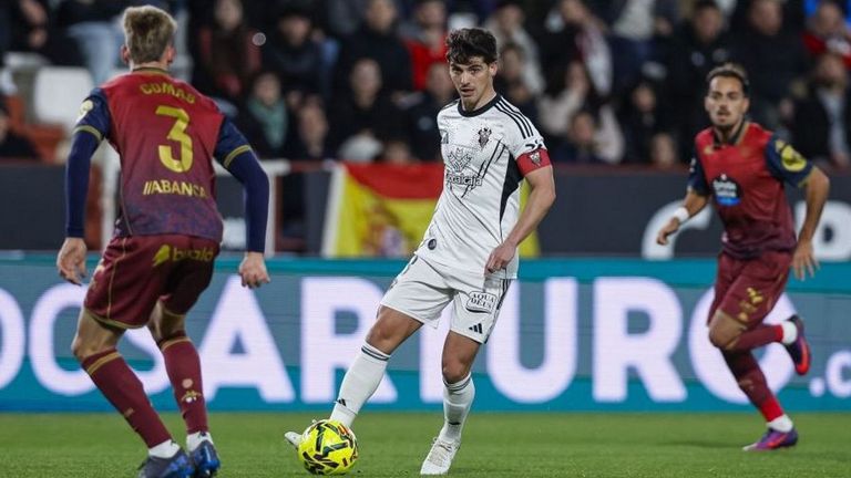 Riki, entre Arnau Comas y Quagliata en el Albacete-Deportivo de la primera vuelta de Liga