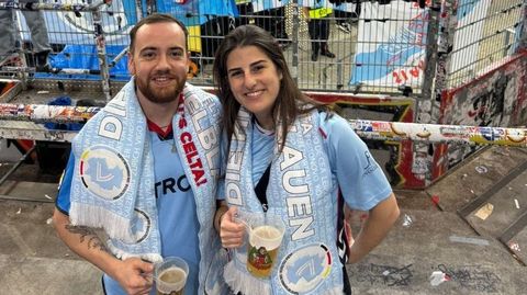 El celtista Rom�n Otero y su pareja, Olatz, en Friburgo la semana pasada.
