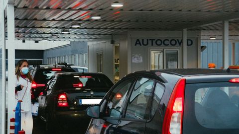 Colas para hacer una PCR en el autocovid del HUCA