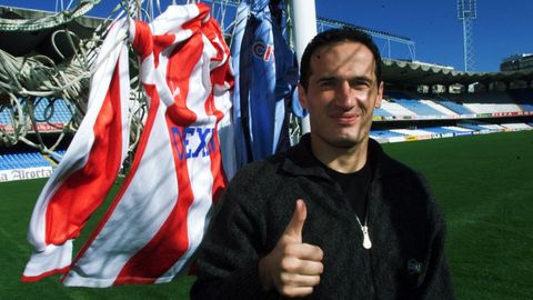 Goran Djorovic, posando con ambas camisetas antes del cruce europeo entre Celta y Estrella Roja de la temporada 2000/2001.