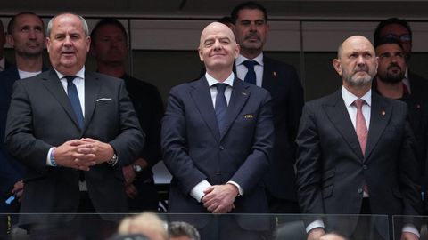 El presidente de la FIFA, Gianini Infantino (centro) en compa��a de Josef Proll (der.) y Rafael Louz�n (izq.), presidentes de la federaci�n austr�aca y espa�ola, respectivamente.