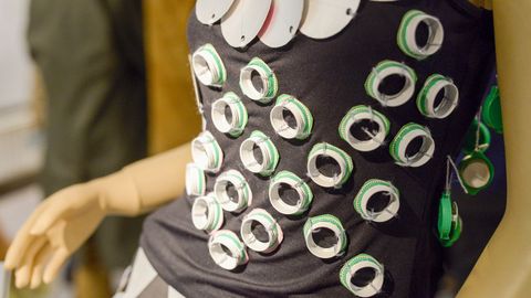 Exposición de vestidos con materiales de reciclaje que se puede ver en la Capela de Santa María de Lugo