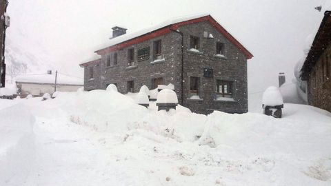 Fotograf�a facilitada por el Ayuntamiento de Somiedo, de la nieve ca�da en este municipio del suroccidente asturiano, donde se acumulan espesores de hasta dos metros de altura en zonas altas como el Valle del Lago.
