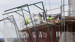 Operarios trabajando en la construcción de un nuevo edificio en Lugo