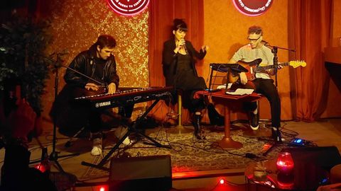 Adrián Seijas, Pamela Rodríguez y Calequi en uno de los conciertos Peor para el Sol celebrado en la sala Don Giorgio.