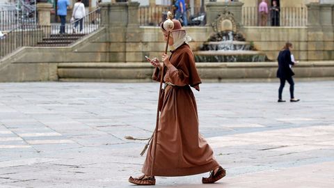 Una gu�a tur�stica, na plaza de la catedral d'Uvi�u