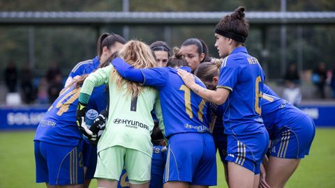 Las jugadoras del Real Oviedo femenino, antes del partido ante el Cacere�o