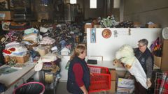 ngeles y Carmen, voluntarias en el Centro de Recursos Solidarios de Ferrol, hace unos das, cuando comenz la campaa de juguetes.