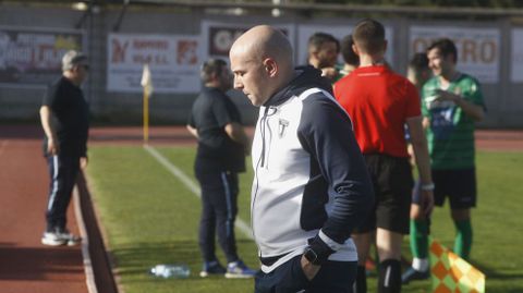 Edu, pensativo en un momento del partido de este domingo, que el Lemos acab� empatando en casa 1-1 con el Moa�a